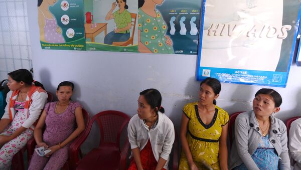 Phụ nữ mang thai xếp hàng tại trung tâm y tế tỉnh An Giang. - Sputnik Việt Nam