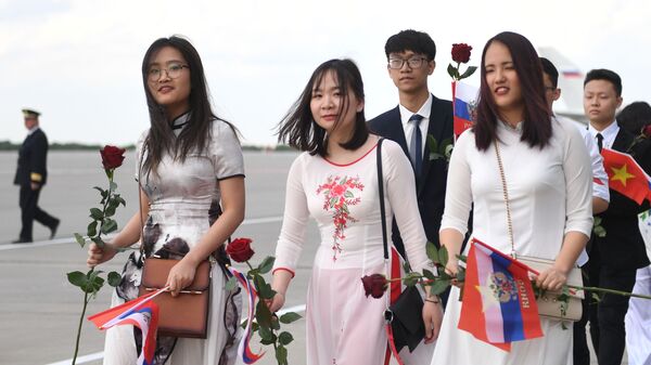 Các chàng trai, cô gái Việt cài hoa trước khi đón Thủ tướng Việt Nam Nguyễn Xuân Phúc tại sân bay ở Moscow - Sputnik Việt Nam