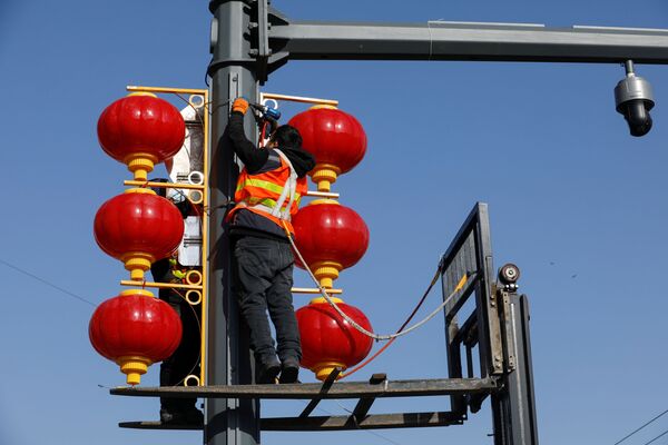 Lắp đèn đường trước Tết Nguyên đán ở Bắc Kinh, Trung Quốc - Sputnik Việt Nam