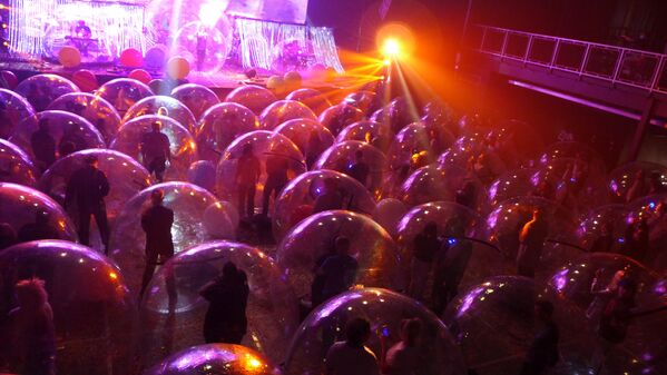 Buổi biểu diễn trong những quả bóng cá nhân tại Mỹ của ban nhạc rock The Flaming Lips - Sputnik Việt Nam