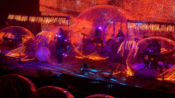 Buổi biểu diễn trong những quả bóng cá nhân tại Mỹ của ban nhạc rock The Flaming Lips - Sputnik Việt Nam
