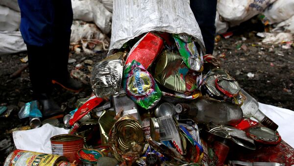 Waste treatment company workers dump garbage collected and brought from Mount Everest, Kathmandu, Nepal - Sputnik Việt Nam