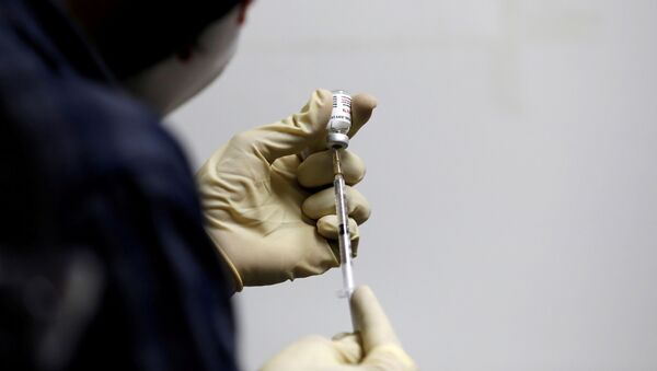 Medic bơm đầy ống tiêm với vắc xin COVAXIN ở Ahmedabad, Ấn Độ - Sputnik Việt Nam