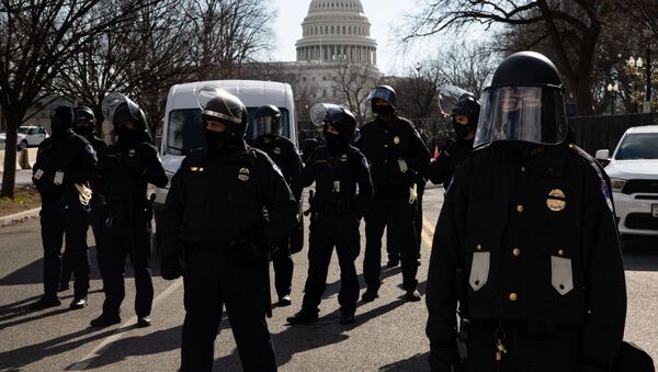 Các nhân viên cảnh sát làm nhiệm vụ trong lễ nhậm chức của Tổng thống đắc cử Joseph Biden trên một con phố gần Điện Capitol ở Washington - Sputnik Việt Nam