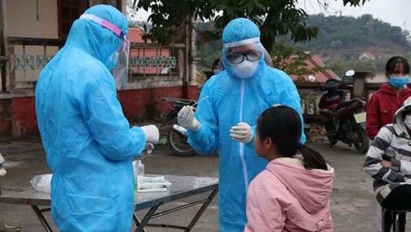 Lấy mẫu xét nghiệm SARS-CoV-2 cho người dân tại xã Hưng Đạo, thành phố Chí Linh chiều 28/1. - Sputnik Việt Nam