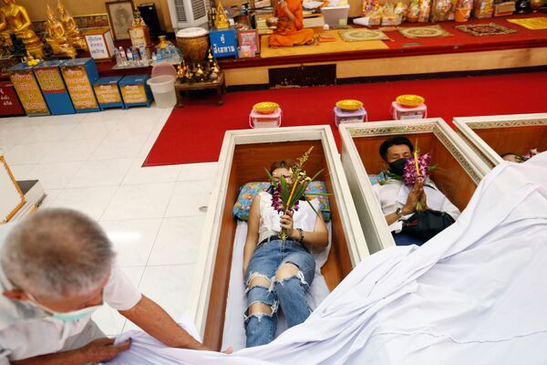 Các tín đồ cầu nguyện trong quan tài tại một ngôi chùa ở Bangkok - Sputnik Việt Nam