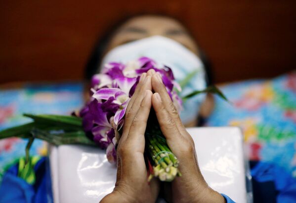 Tín đồ cầu nguyện khi nằm trong quan tài ở ngôi chùa, Bangkok - Sputnik Việt Nam