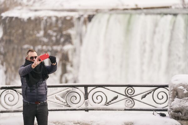 Người đàn ông chụp ảnh tự sướng trước thác Horseshoe, một phần của thác Niagara, Canada - Sputnik Việt Nam