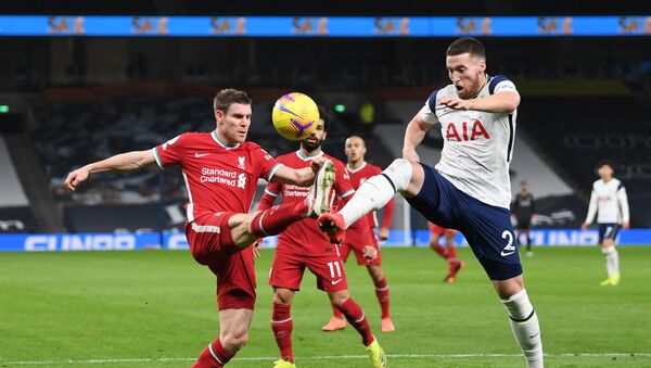 Tiền vệ James Milner của Liverpool và hậu vệ Matt Doherty của Tottenham tranh giành bóng trong trận đấu giữa Tottenham và Liverpool ở London - Sputnik Việt Nam