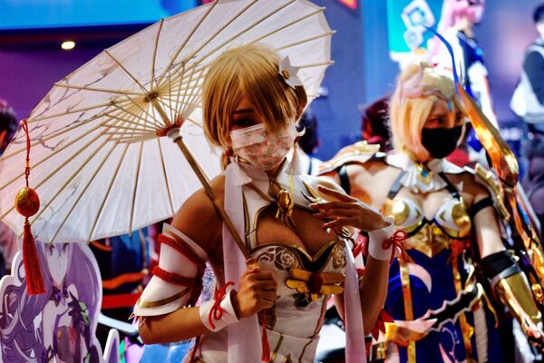 Người mẫu cosplay tạo dáng cho các nhiếp ảnh gia chụp ảnh trong ngày đầu tiên của lễ hội Taipei Game Show ở Đài Bắc, Đài Loan - Sputnik Việt Nam