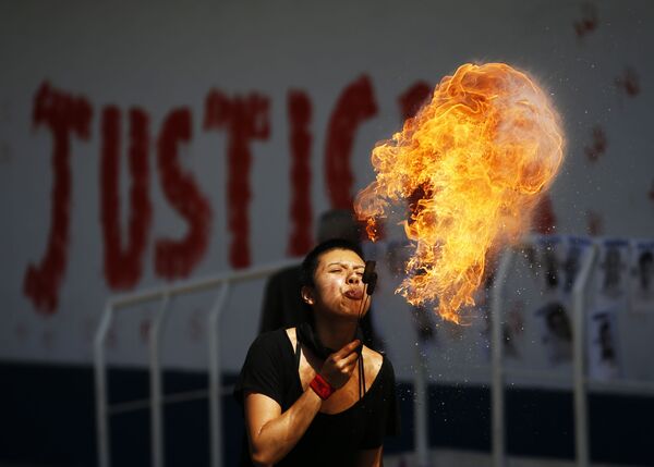 Nhà hoạt động phun cầu lửa trong cuộc biểu tình trước Văn phòng Tổng công tố ở Mexico City, Mexico - Sputnik Việt Nam