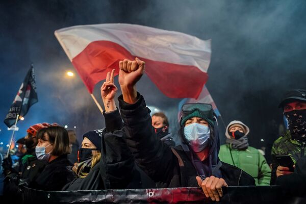 Những người tham gia hoạt động phản đối luật phá thai ở Warsaw, Ba Lan - Sputnik Việt Nam