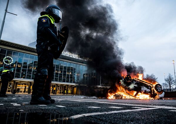 Chiếc ô tô bốc cháy trong cuộc biểu tình trước ga xe lửa Eindhoven, Hà Lan - Sputnik Việt Nam
