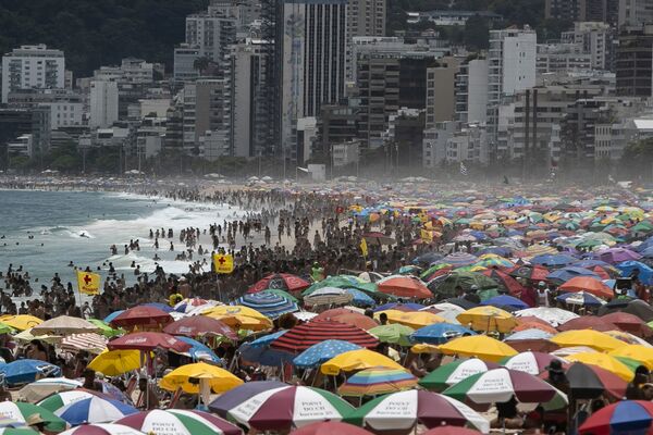 Hàng nghìn người trên bãi biển Ipanema ở Rio de Janeiro, Brazil - Sputnik Việt Nam