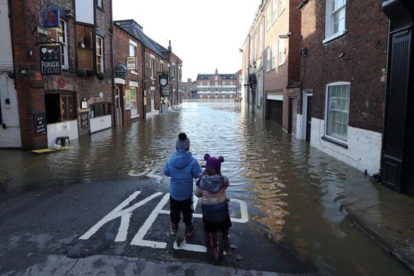 Hai đứa trẻ trên con phố ngập lụt ở York, Vương quốc Anh - Sputnik Việt Nam