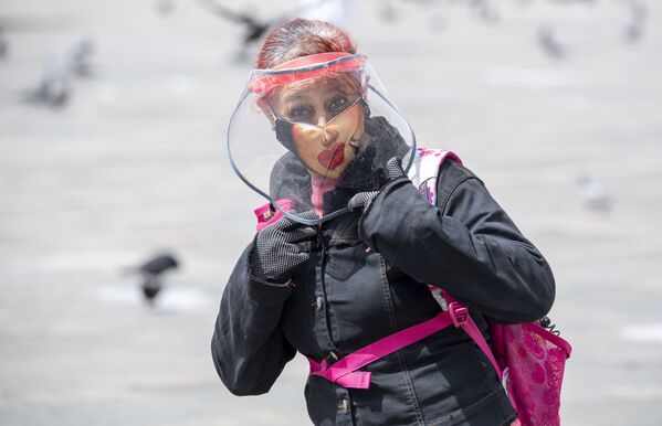 Người phụ nữ đeo khẩu trang ở Bogota, Colombia - Sputnik Việt Nam
