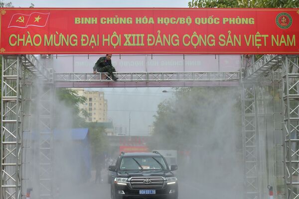 Nhân viên an ninh kiểm tra thiết bị khử trùng cho xe ô tô đến Đại hội Đại hội Đảng Cộng sản Việt Nam, Hà Nội - Sputnik Việt Nam