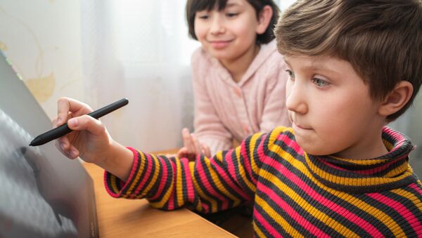 Trẻ em học bài bằng cách sử dụng máy tính bảng. - Sputnik Việt Nam