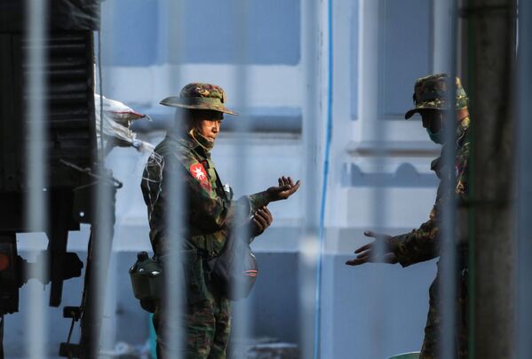 Những người lính tại Tòa thị chính Yangon, Myanmar - Sputnik Việt Nam