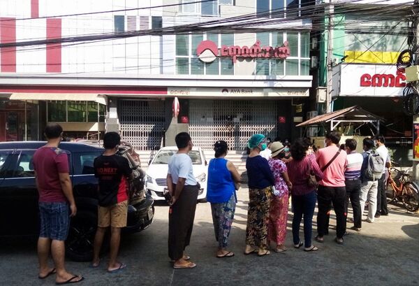 Những người xếp hàng tại một ngân hàng ở Yangon - Sputnik Việt Nam