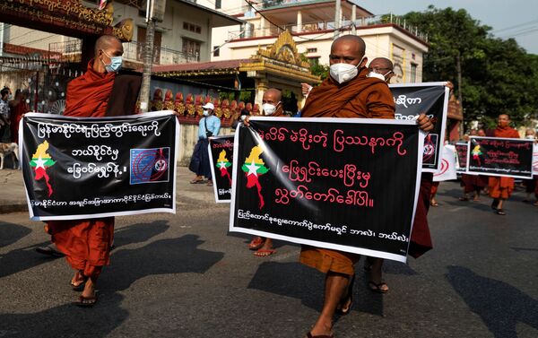 Các nhà sư Phật giáo ủng hộ quân đội biểu tình ở Yangon - Sputnik Việt Nam