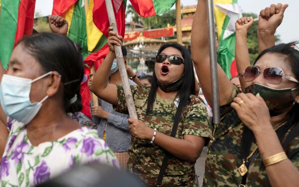 Những người ủng hộ quân đội trong cuộc biểu tình ở Yangon - Sputnik Việt Nam