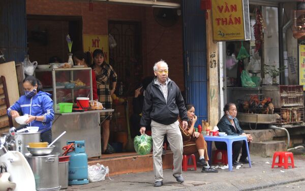 Nhiều người dân vẫn chưa thực hiện quy định về việc giãn cách và đeo khẩu trang nơi công cộng - Sputnik Việt Nam