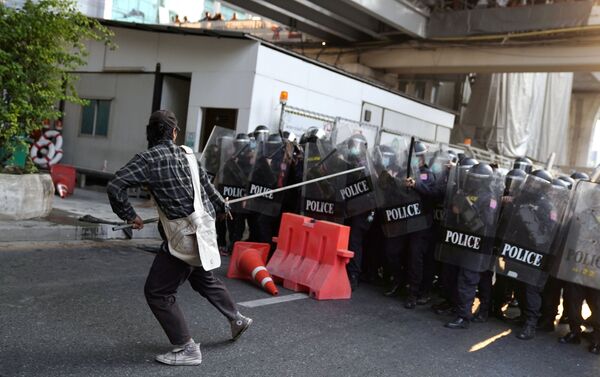 Bangkok: Đụng độ giữa cảnh sát và người phản đối đảo chính Myanmar  - Sputnik Việt Nam
