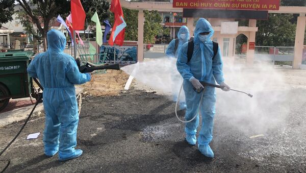 Phun hóa chất khử khuẩn tại thị xã Ayun Pa và Ia Pa tại Gia Lai - Sputnik Việt Nam