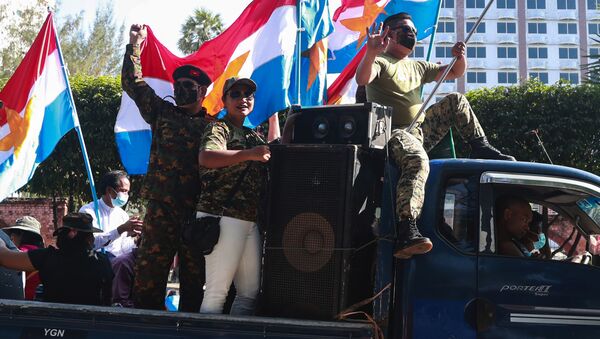 Những người ủng hộ quân đội trên ô tô ở Yangon, Myanmar. - Sputnik Việt Nam