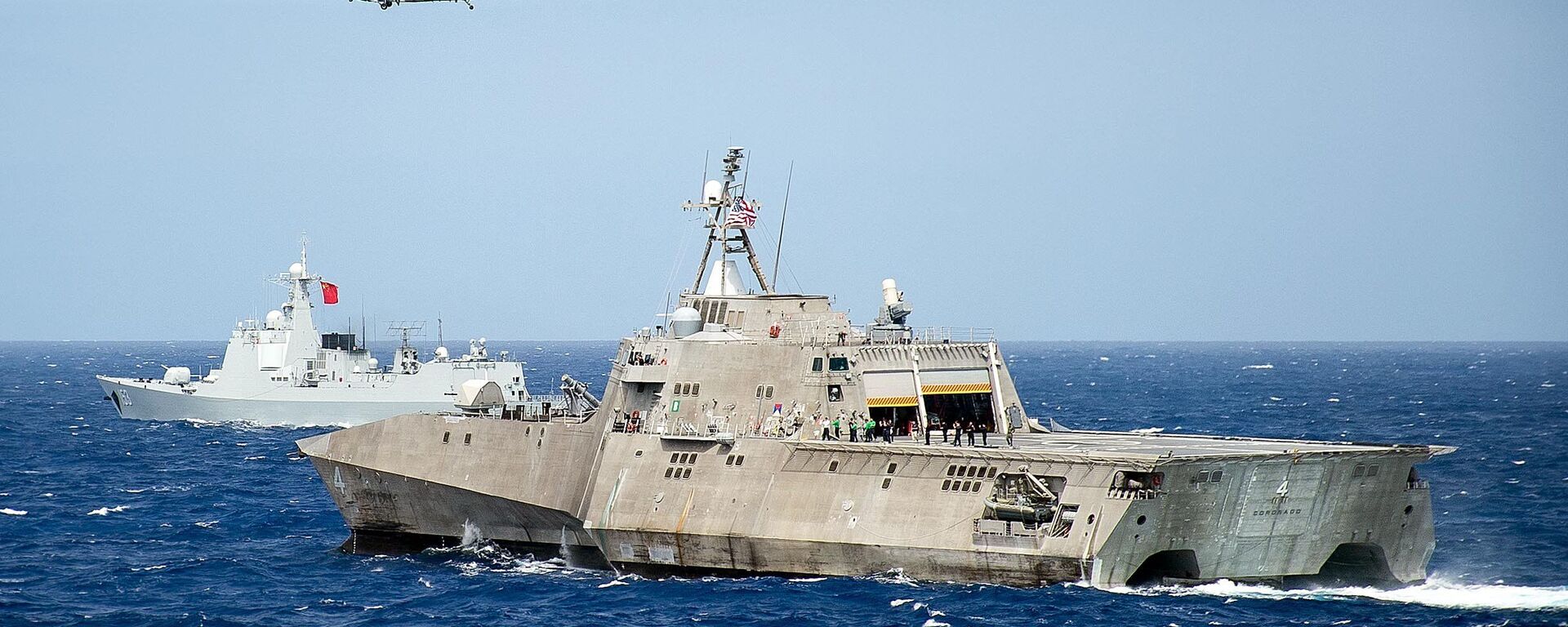 Tàu Hải quân Mỹ LCS Coronado trong cuộc tập trận ở khu vực châu Á - Thái Bình Dương trên Thái Bình Dương. 2016 tháng 7. - Sputnik Việt Nam, 1920, 15.03.2023