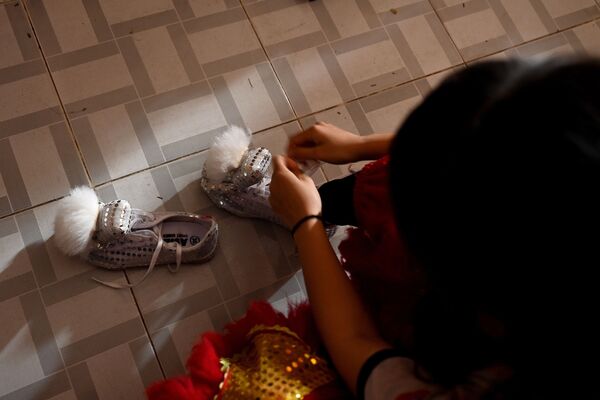 Cô gái chuẩn bị múa lân tại Đoàn nghệ thuật Lân Sư Rồng Tú Anh Đường, Việt Nam - Sputnik Việt Nam