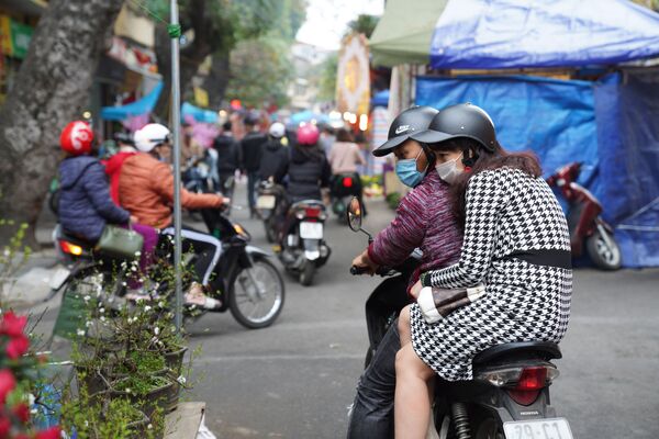 Người dân Hà Nội mua sắm đồ đón Tết trong khu phố cổ Hà Nội - Sputnik Việt Nam