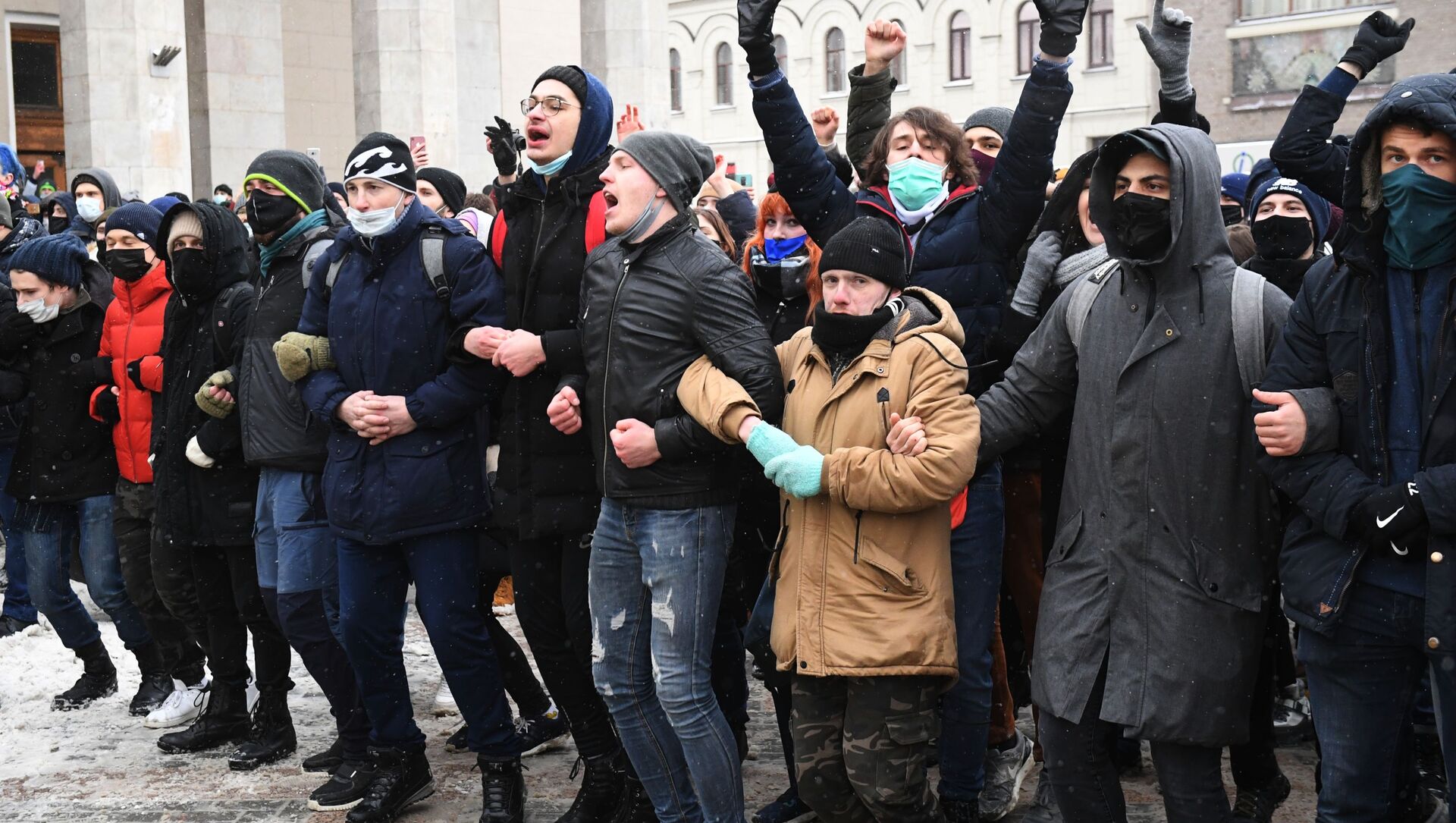 Thành viên tham gia cuộc biểu tình trái phép của những người ủng hộ Alexei Navalny ở Moskva. - Sputnik Việt Nam, 1920, 04.02.2021