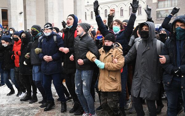 Thành viên tham gia cuộc biểu tình trái phép của những người ủng hộ Alexei Navalny ở Moskva. - Sputnik Việt Nam