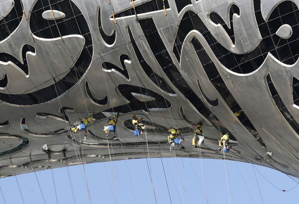 Công nhân treo người làm việc trong tòa Bảo tàng Tương lai đang được xây dựng ở Dubai, UAE - Sputnik Việt Nam