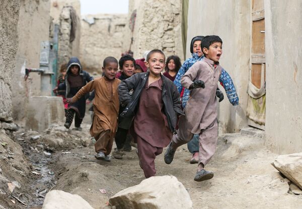 Trẻ em Afghanistan chơi đùa ở ngoại ô Kabul - Sputnik Việt Nam