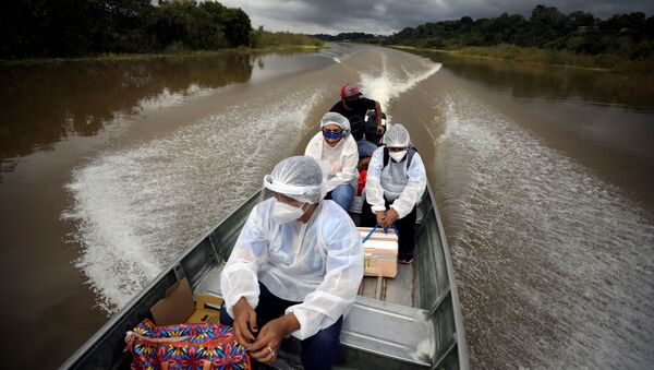 Nhân viên y tế đến tiêm vắc xin chống coronavirus AstraZeneca cho những người dân sống trên sông ở Brazil  - Sputnik Việt Nam