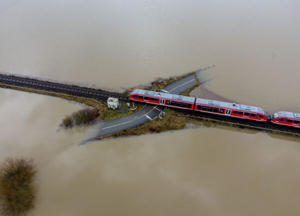 Đoàn tàu chạy trên đường sắt trong vùng ngập lụt ở Đức - Sputnik Việt Nam