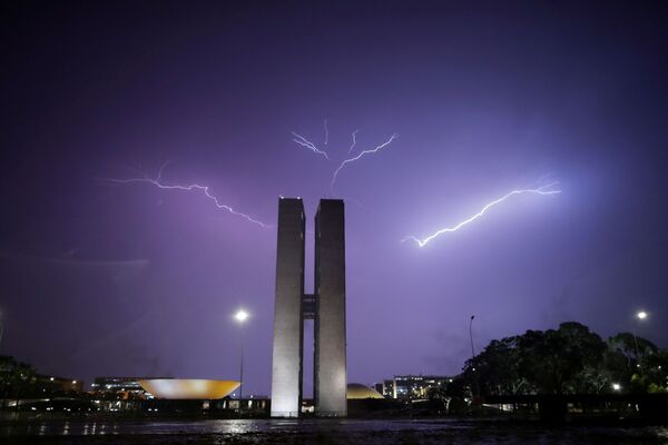 Sấm chớp trên tòa nhà Quốc hội ở Brasilia, Brazil - Sputnik Việt Nam