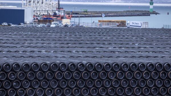 Ống dùng để xây dựng đường ống dẫn khí Dòng Bắc 2  tại cảng Mukran ở Sassnitz, Đức - Sputnik Việt Nam