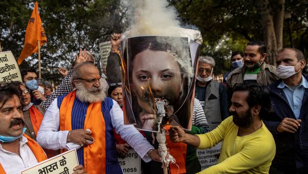 Các thành viên Mặt trận Hindu thống nhất (United Hindu Front) đốt ảnh của nhà hoạt động sinh thái Greta Thunberg để phản đối những bình luận của cô ủng hộ nông dân biểu tình ở New Delhi, Ấn Độ, ngày 4 tháng 2 năm 2021 - Sputnik Việt Nam