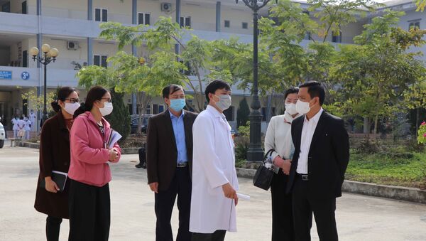 Đoàn công tác của Bộ Y tế cùng lãnh đạo Trung tâm Y tế thành phố Điện Biên Phủ kiểm tra cơ sở vật chất của Trung tâm y tế thành phố Điện Biên Phủ. - Sputnik Việt Nam