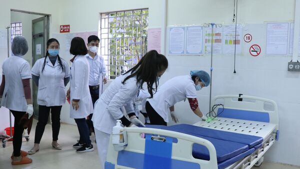 Giường bệnh tại khoa hồi sức trong Bệnh viện dã chiến.  - Sputnik Việt Nam