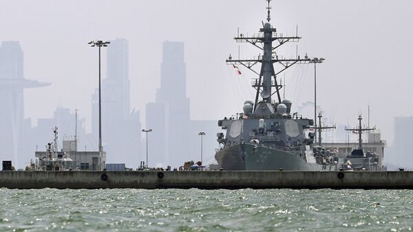 Tàu chiến Hải quân Hoa Kỳ John S. McCain được cập cảng tại Căn cứ Hải quân Changi ở Singapore - Sputnik Việt Nam