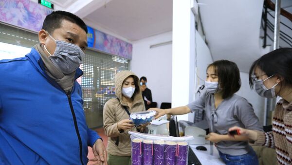 Người dân Thủ đô đội mưa đến mua pháo hoa không nổ tại Cửa hàng giới thiệu sản phẩm Công ty TNHH MTV Hóa chất 21 (số 67 Lạc Trung, Hà Nội) - Sputnik Việt Nam