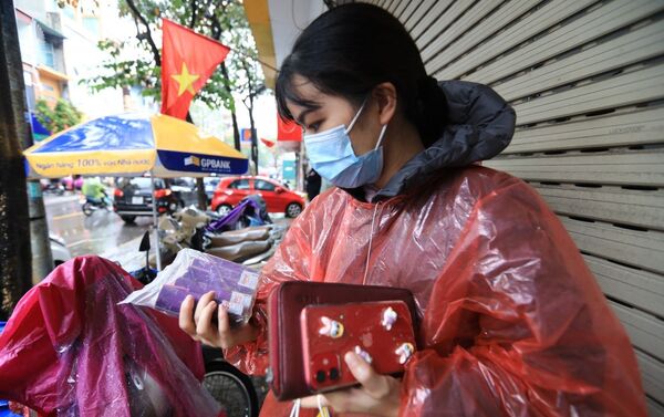 Người dân đăng ký mua pháo hoa tại Cửa hàng giới thiệu sản phẩm Công ty TNHH MTV Hóa chất 21 (số 67 Lạc Trung, Hà Nội) - Sputnik Việt Nam