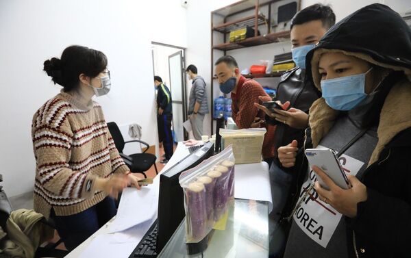 Người dân đăng ký mua pháo hoa tại cửa hàng giới thiệu sản phẩm Công ty TNHH MTV Hóa chất 21 (số 67 Lạc Trung, Hà Nội) - Sputnik Việt Nam