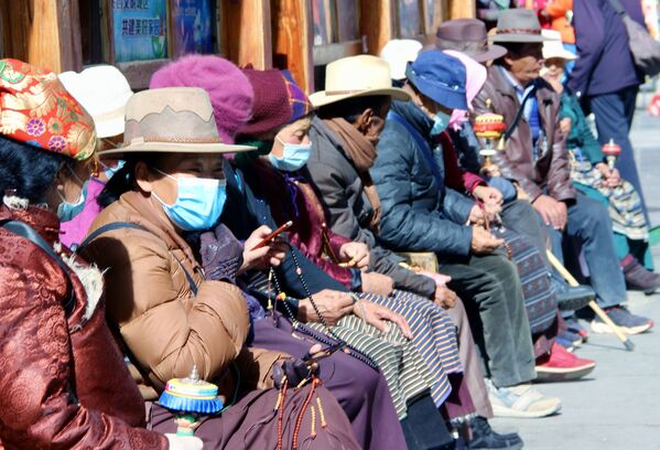 Những người hành hương Tây Tạng ở thành phố Lhasa - Sputnik Việt Nam