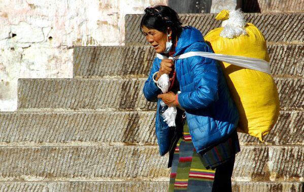 Nữ khách hành hương Tây Tạng ở thành phố Lhasa - Sputnik Việt Nam
